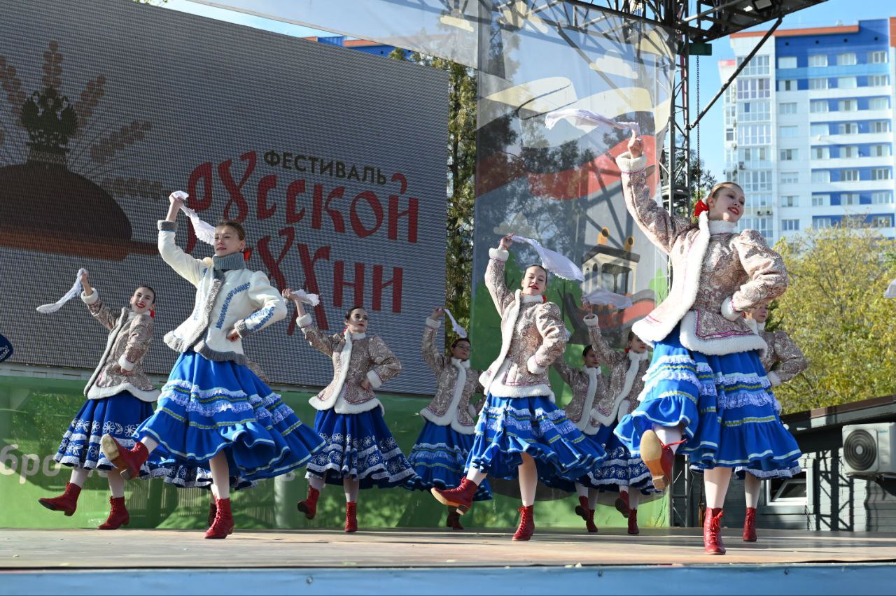 Волгоградцев в День народного единства накормили ухой и кашей в ЦПКиО Волгоградцев в День народного единства накормили ухой и кашей в ЦПКиО