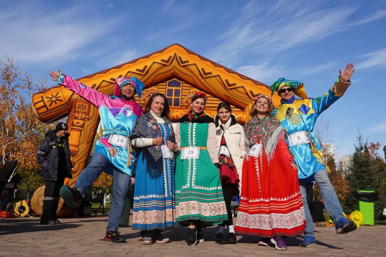 Волгоградцы пробежали в русских народных костюмах по ЦПКиО Волгоградцы пробежали в русских народных костюмах по ЦПКиО