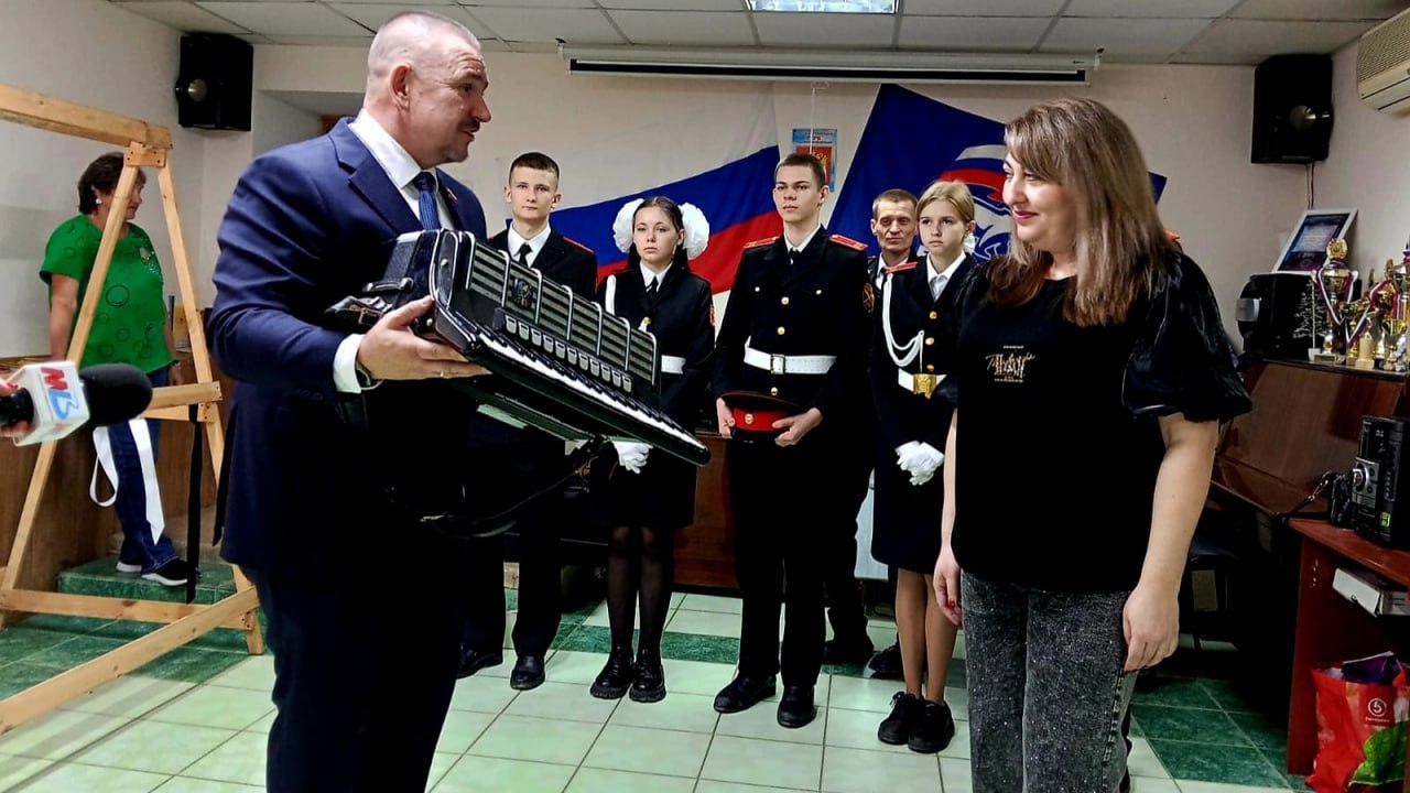 Сегодня депутат Алексей Васютенко отмечает свой день рождения, который совпадает с Днём народного единства – символично для человека, искренне любящего свою страну Сегодня депутат Алексей Васютенко отмечает свой день рождения, который совпадает с Днём народного единства – символично для человека, искренне любящего свою страну