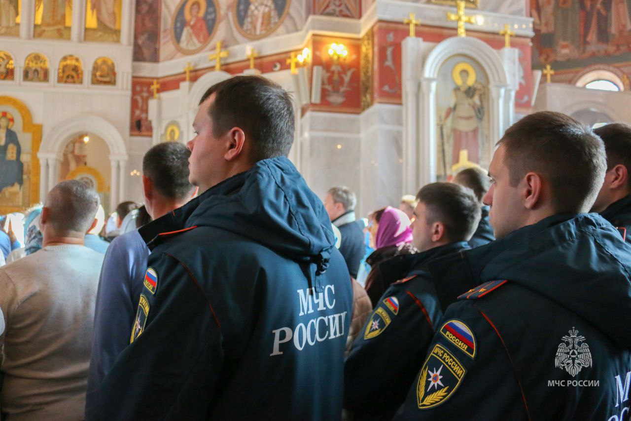 Сотрудники МЧС России приняли участие в Божественной литургии Сотрудники МЧС России приняли участие в Божественной литургии