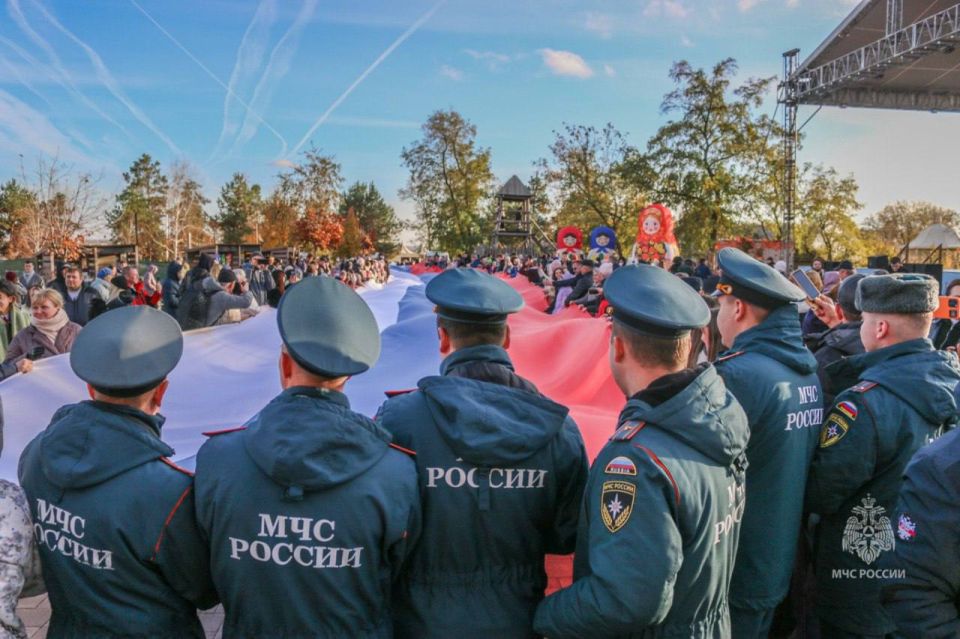 Сотрудники МЧС России присоединились к патриотическому флешмобу Сотрудники МЧС России присоединились к патриотическому флешмобу