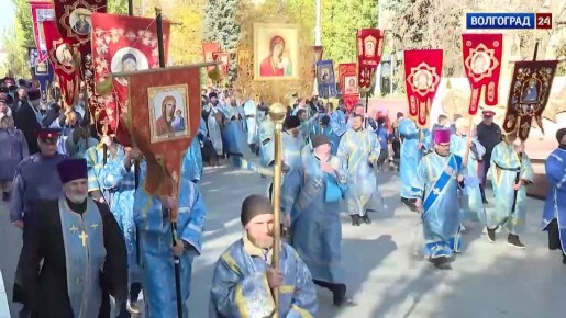 В Волгограде крестным ходом прошли от собора Александра Невского до набережной, где состоялся митинг-концерт