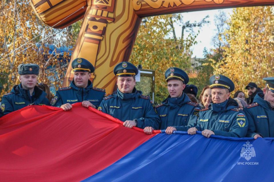 Сотрудники МЧС России присоединились к патриотическому флешмобу Сотрудники МЧС России присоединились к патриотическому флешмобу