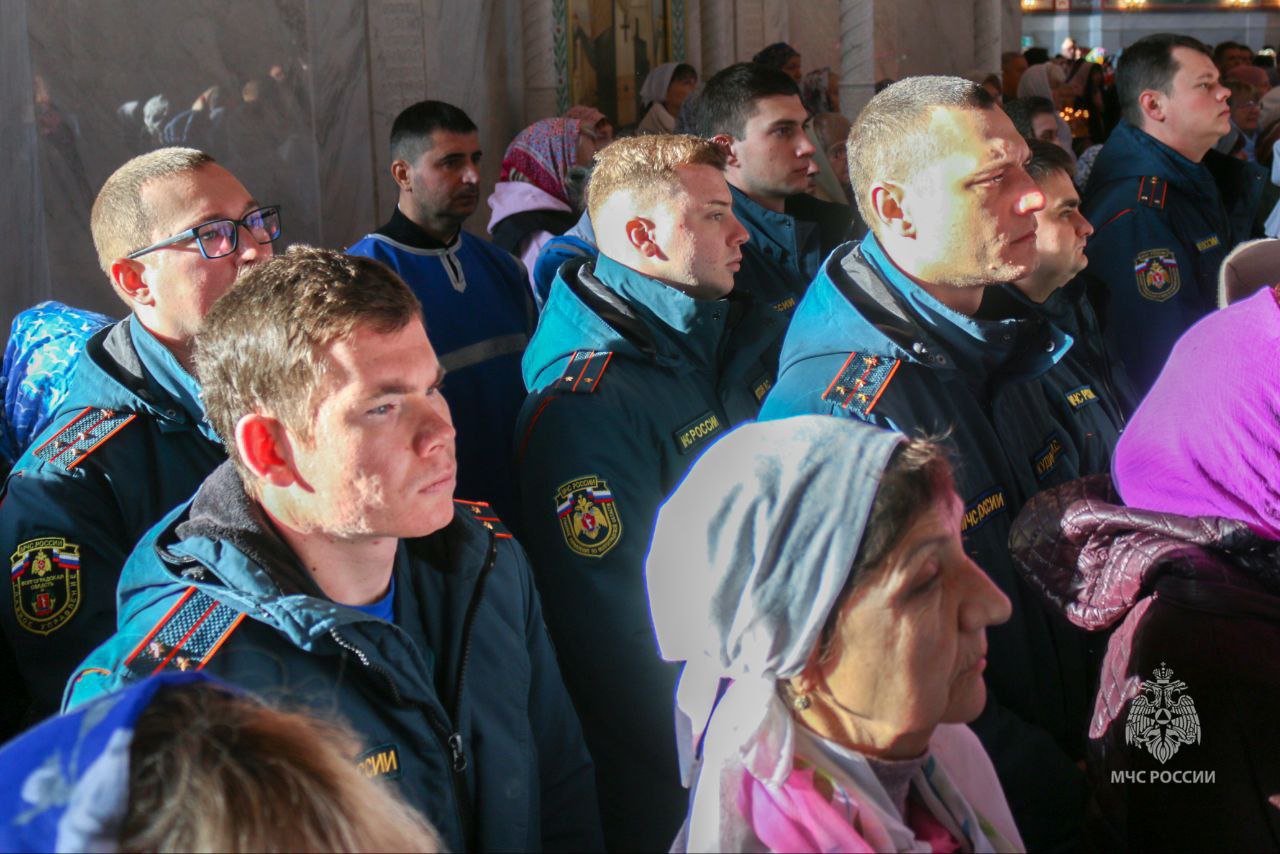 Сотрудники МЧС России приняли участие в Божественной литургии Сотрудники МЧС России приняли участие в Божественной литургии