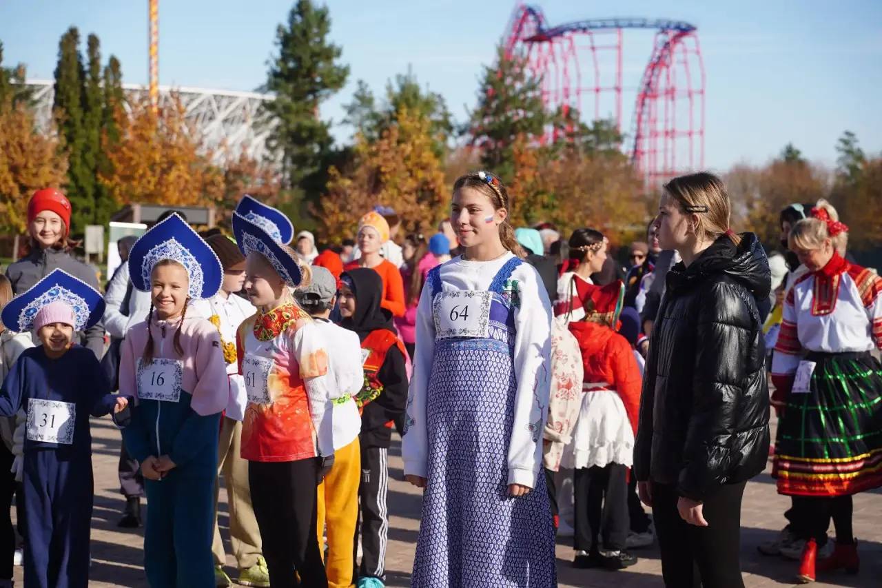 Волгоградцы пробежали в русских народных костюмах по ЦПКиО Волгоградцы пробежали в русских народных костюмах по ЦПКиО