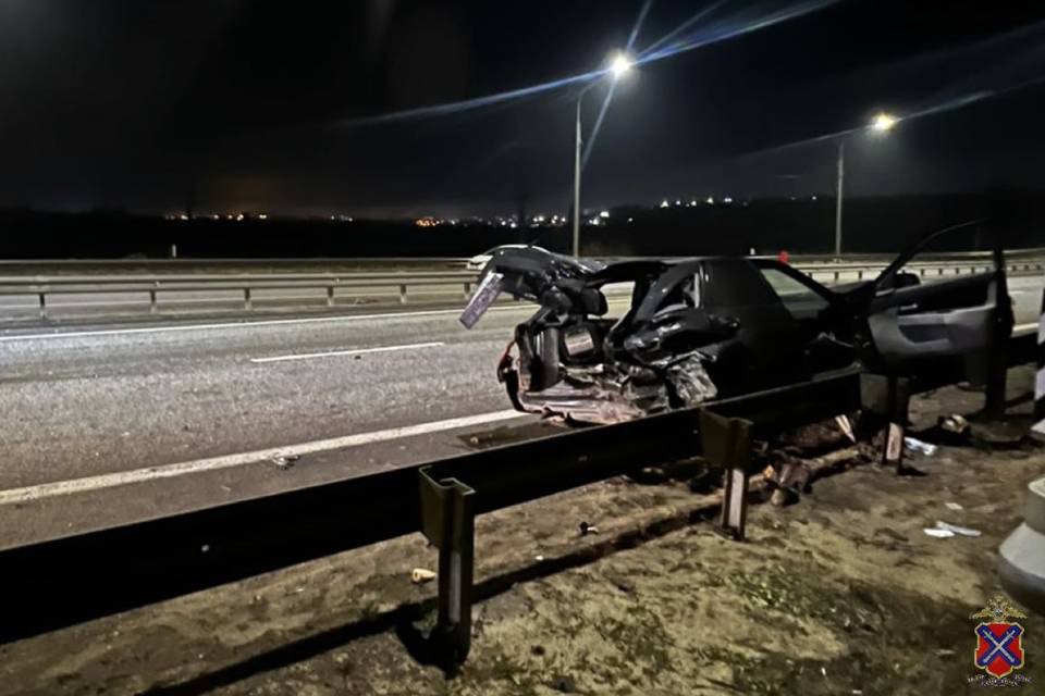 Под Волгоградом на Р-22 «Лада Приора» въехала в отбойник