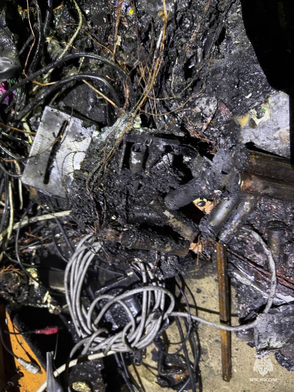 4 ноября в Среднеахтубинском районе в СНТ «Сосновый Бор» огонь охватил домашние вещи в дачном доме на 3 квадратах 4 ноября в Среднеахтубинском районе в СНТ «Сосновый Бор» огонь охватил домашние вещи в дачном доме на 3 квадратах