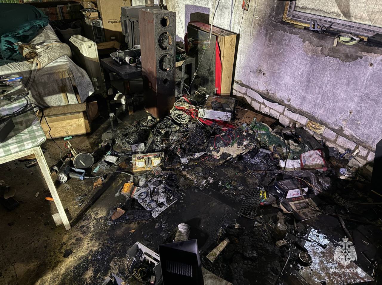 4 ноября в Среднеахтубинском районе в СНТ «Сосновый Бор» огонь охватил домашние вещи в дачном доме на 3 квадратах 4 ноября в Среднеахтубинском районе в СНТ «Сосновый Бор» огонь охватил домашние вещи в дачном доме на 3 квадратах