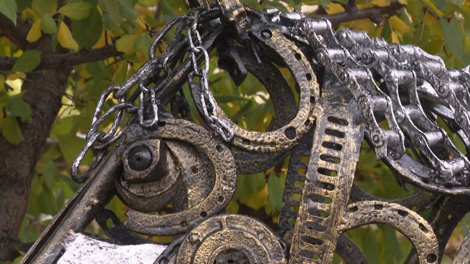 Мастер из Октябрьского района создал арт-объект в честь хлебопашцев Мастер из Октябрьского района создал арт-объект в честь хлебопашцев