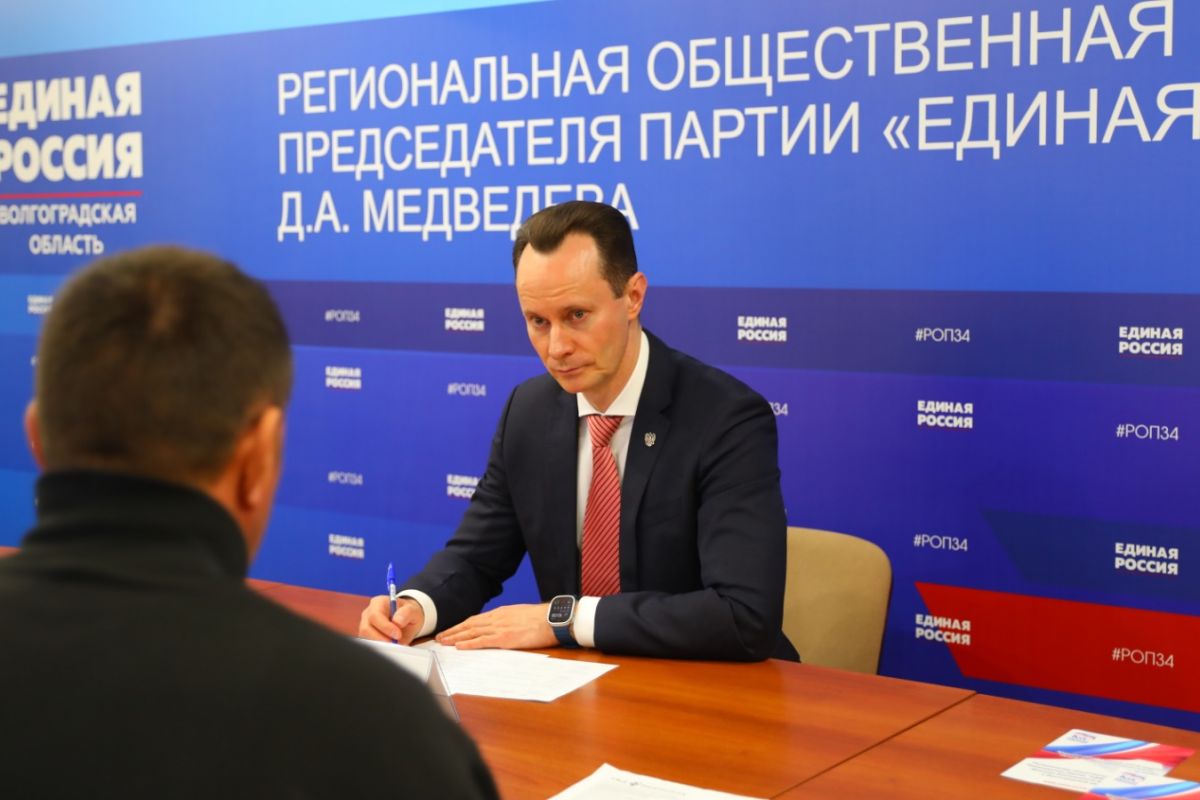 Заместитель председателя комитета по здравоохранению и охране общественного здоровья Волгоградской областной Думы, ректор ВолгГМУ Владимир Шкарин провел личный прием граждан на площадке Региональной общественной приемной...