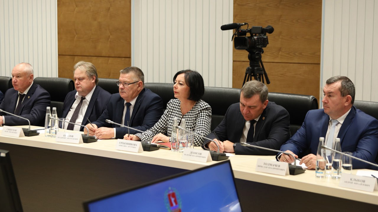 Сегодня в ходе рабочей встречи губернатор Волгоградской области Андрей Бочаров обсудил с главами муниципальных образований реализацию проектов развития региона Сегодня в ходе рабочей встречи губернатор Волгоградской области Андрей Бочаров обсудил с главами муниципальных образований реализацию проектов развития региона