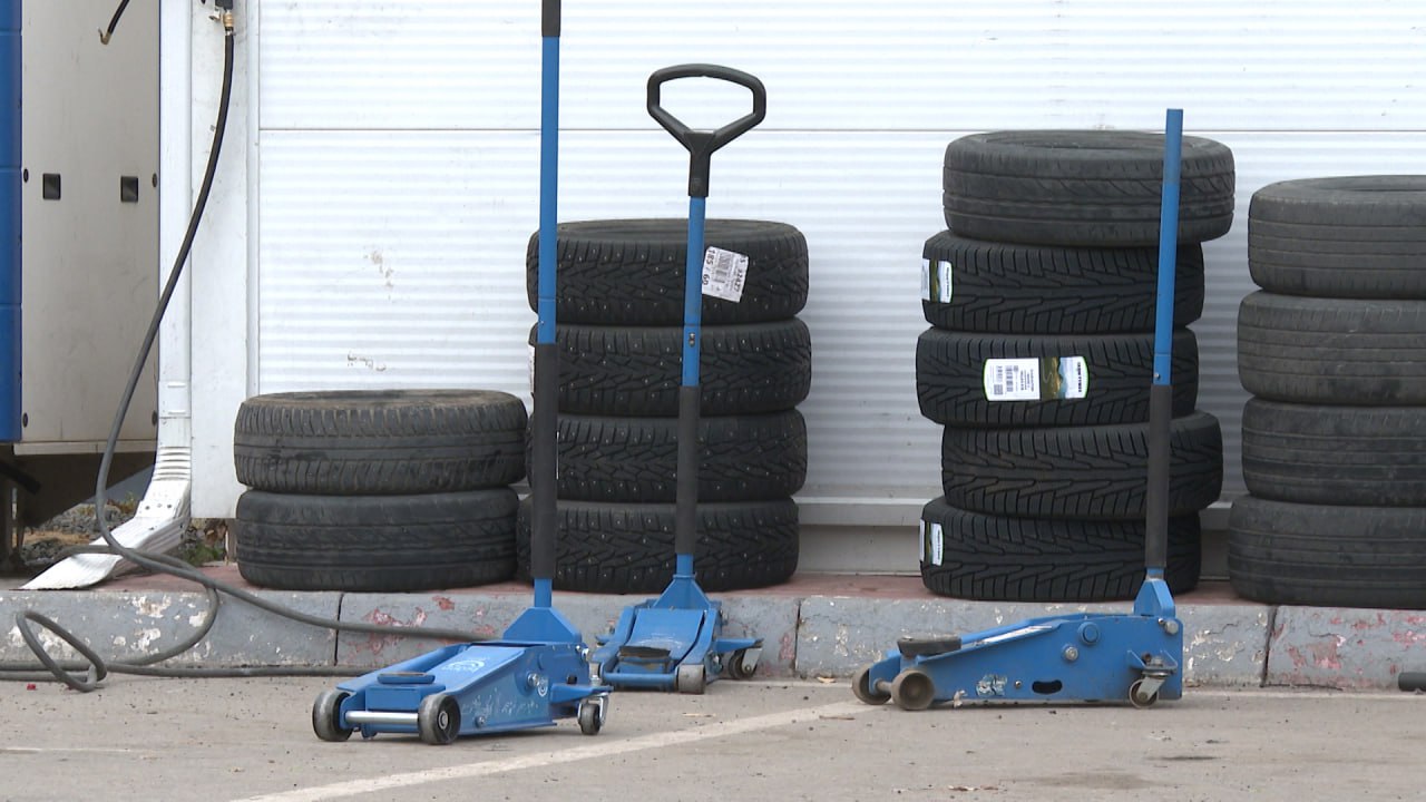 Волгоградские водители начали устанавливать зимнюю резину Волгоградские водители начали устанавливать зимнюю резину