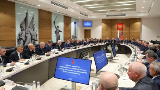 Сегодня в ходе рабочей встречи губернатор Волгоградской области Андрей Бочаров обсудил с главами муниципальных образований реализацию проектов развития региона