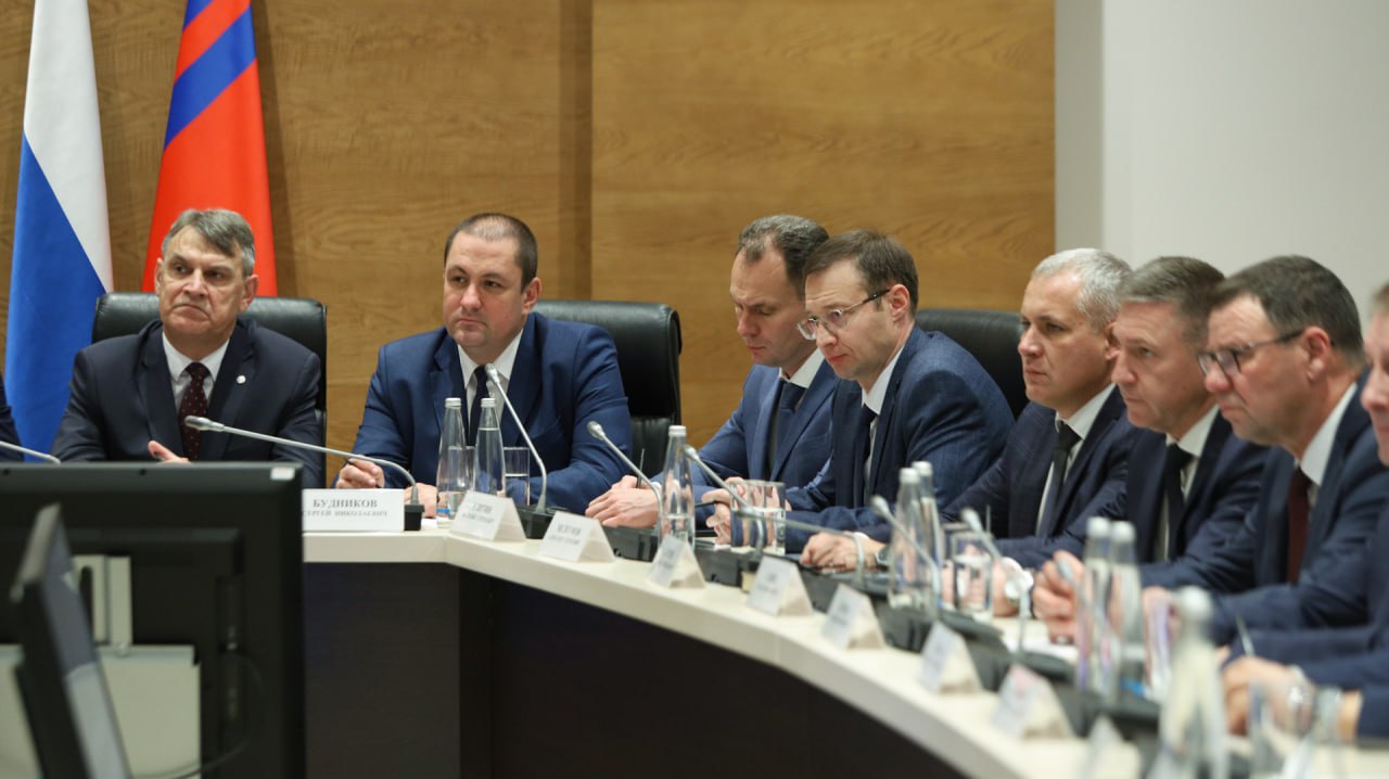 Сегодня в ходе рабочей встречи губернатор Волгоградской области Андрей Бочаров обсудил с главами муниципальных образований реализацию проектов развития региона Сегодня в ходе рабочей встречи губернатор Волгоградской области Андрей Бочаров обсудил с главами муниципальных образований реализацию проектов развития региона