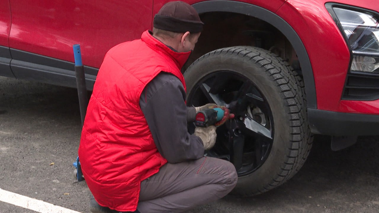 Волгоградские водители начали устанавливать зимнюю резину Волгоградские водители начали устанавливать зимнюю резину