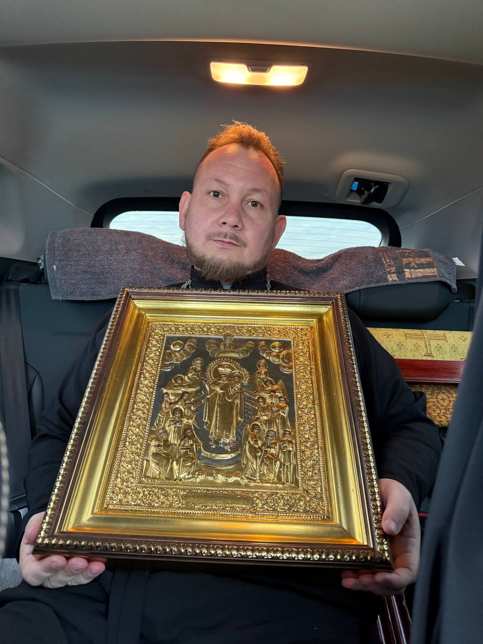 Волгоградский священник объехал Красноармейский с иконой, помолившись о защите города от воздушных атак Волгоградский священник объехал Красноармейский с иконой, помолившись о защите города от воздушных атак