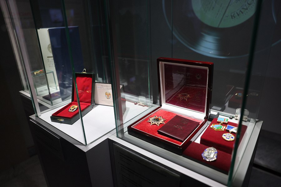 В Волгограде открылась выставка личных наград Александры Пахмутовой В Волгограде открылась выставка личных наград Александры Пахмутовой