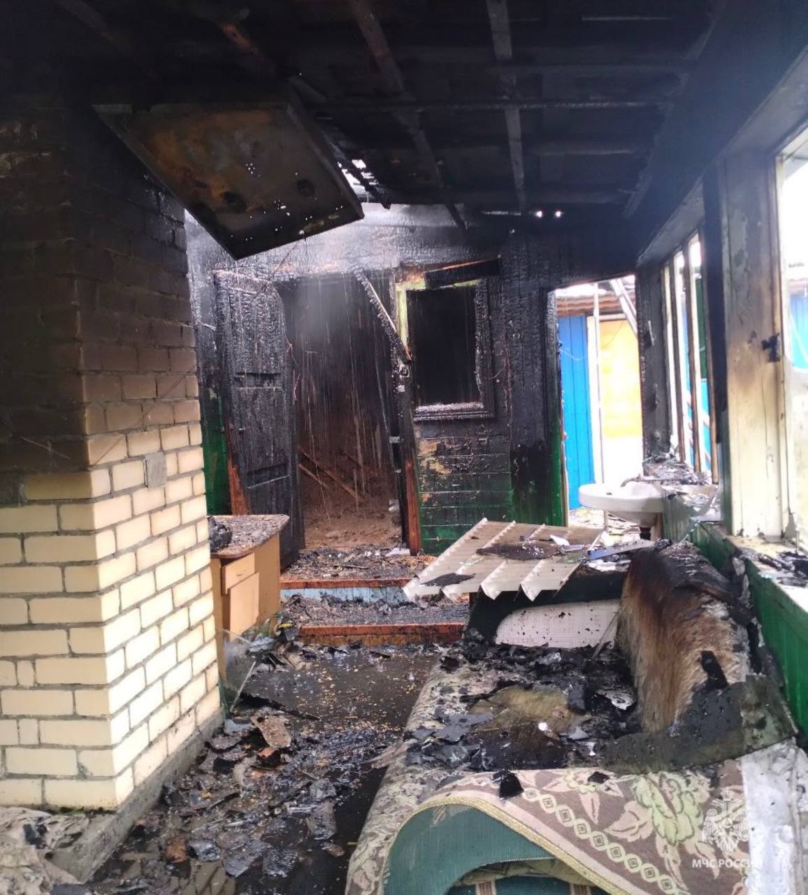 Охладили до поджара. 6 ноября в городе Урюпинск Волгоградской области огонь охватил летнюю кухню на 20 квадратах Охладили до поджара. 6 ноября в городе Урюпинск Волгоградской области огонь охватил летнюю кухню на 20 квадратах