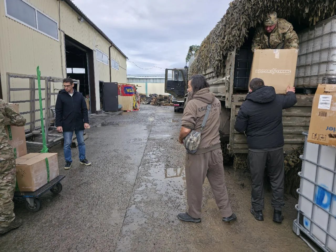 Волжские волонтеры отправили на фронт уже 56-й гуманитарный конвой Волжские волонтеры отправили на фронт уже 56-й гуманитарный конвой