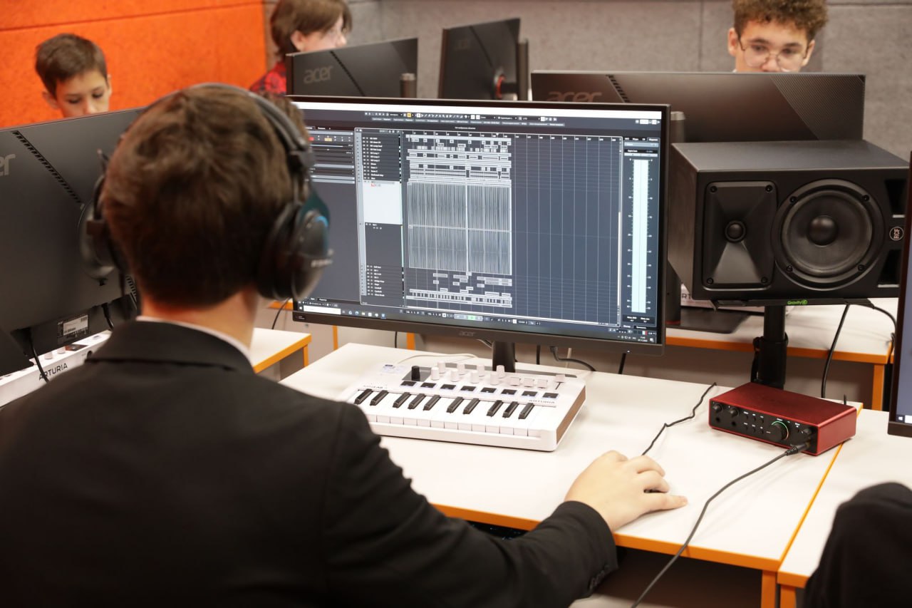 Сегодня уникальную волгоградскую «Школу креативных индустрий», которая совсем недавно открылась в Кировском районе на базе детской школы искусств «Воскресение», посетили первый заместитель председателя Волгоградской... Сегодня уникальную волгоградскую «Школу креативных индустрий», которая совсем недавно открылась в Кировском районе на базе детской школы искусств «Воскресение», посетили первый заместитель председателя Волгоградской...