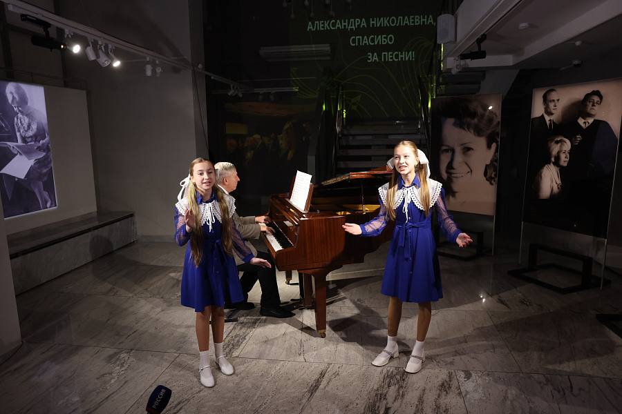 «Спасибо за песни! Награды А. Н. Пахмутовой»: в Волгограде открылась уникальная выставка к 96-летию прославленной землячки «Спасибо за песни! Награды А. Н. Пахмутовой»: в Волгограде открылась уникальная выставка к 96-летию прославленной землячки