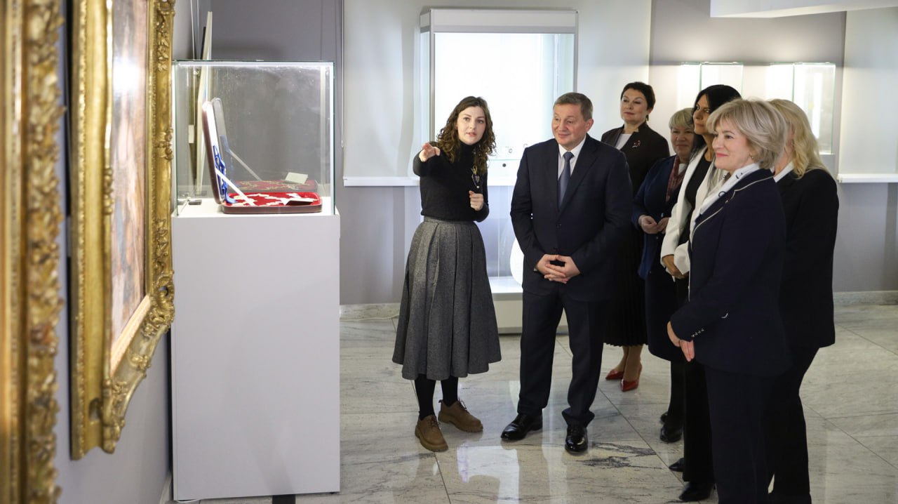 В Волгограде открылась уникальная выставка «Спасибо за песни! Награды А. Н. Пахмутовой», приуроченная к 96-летию прославленной землячки В Волгограде открылась уникальная выставка «Спасибо за песни! Награды А. Н. Пахмутовой», приуроченная к 96-летию прославленной землячки