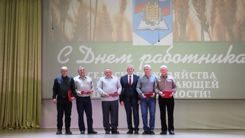 В рамках рабочей поездки в Киквидзенский муниципальный район председатель Волгоградской областной Думы Александр Блошкин провел встречу с сельхозтоваропроизводителями