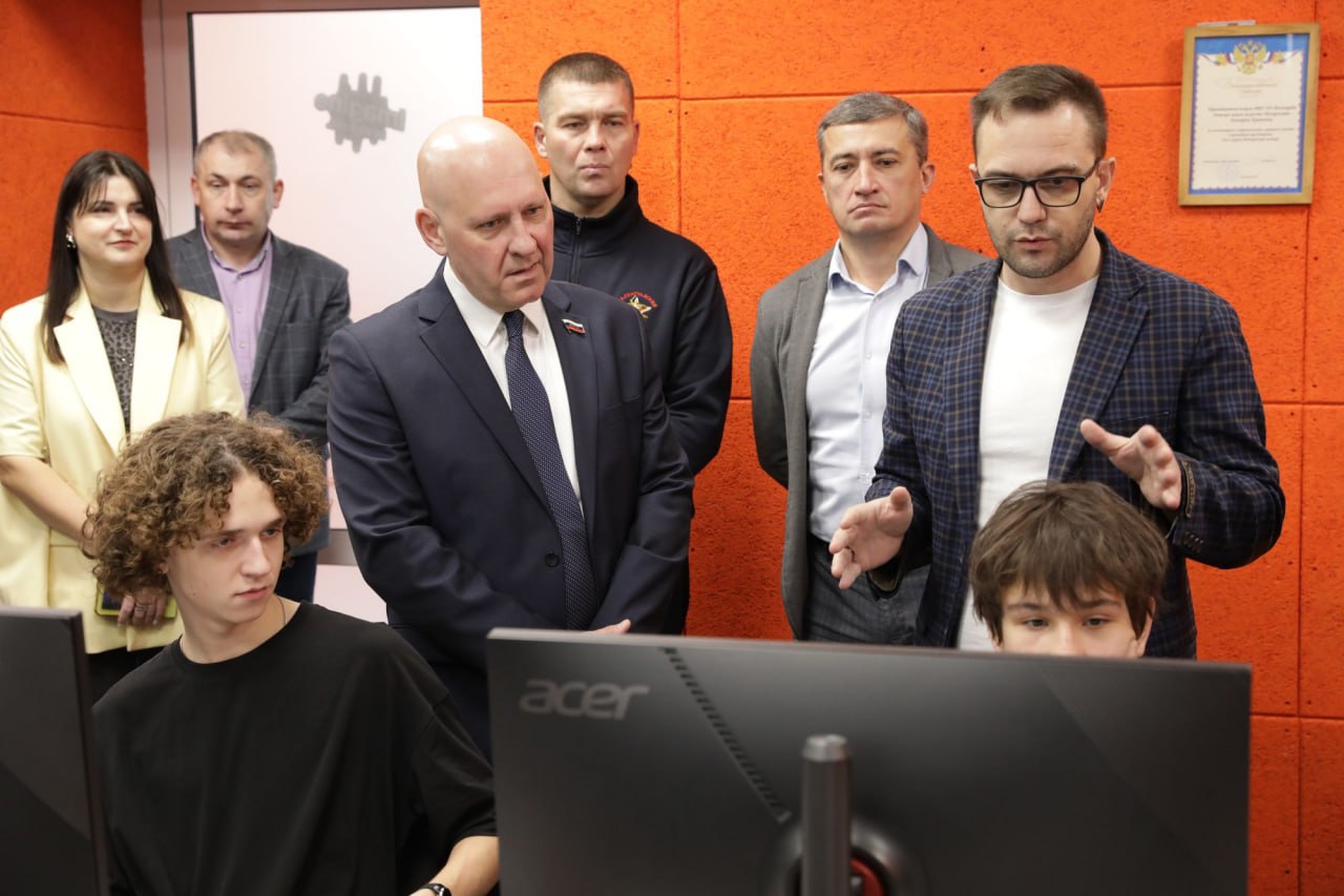 Сегодня уникальную волгоградскую «Школу креативных индустрий», которая совсем недавно открылась в Кировском районе на базе детской школы искусств «Воскресение», посетили первый заместитель председателя Волгоградской... Сегодня уникальную волгоградскую «Школу креативных индустрий», которая совсем недавно открылась в Кировском районе на базе детской школы искусств «Воскресение», посетили первый заместитель председателя Волгоградской...