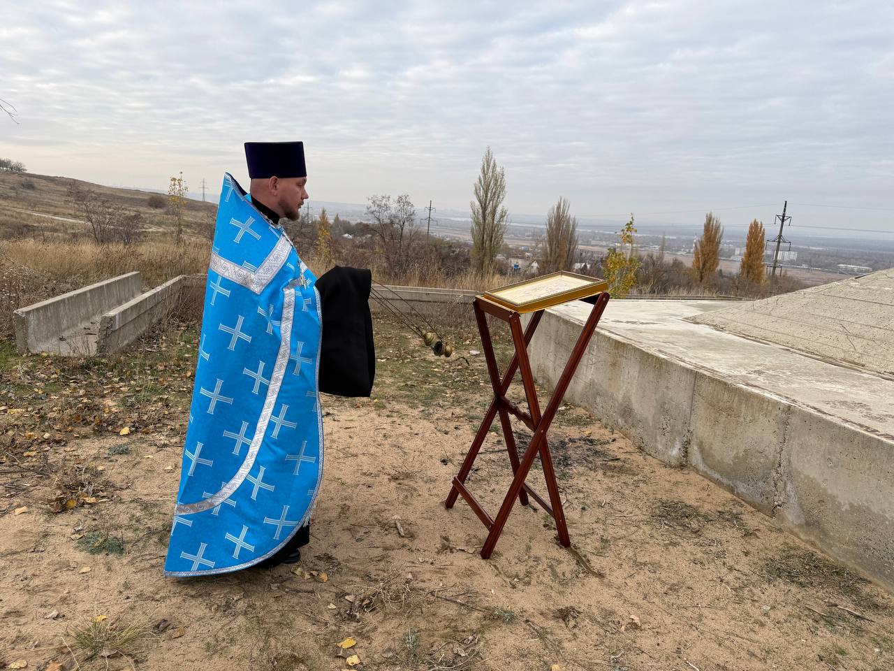 Волгоградский священник объехал Красноармейский с иконой, помолившись о защите города от воздушных атак Волгоградский священник объехал Красноармейский с иконой, помолившись о защите города от воздушных атак