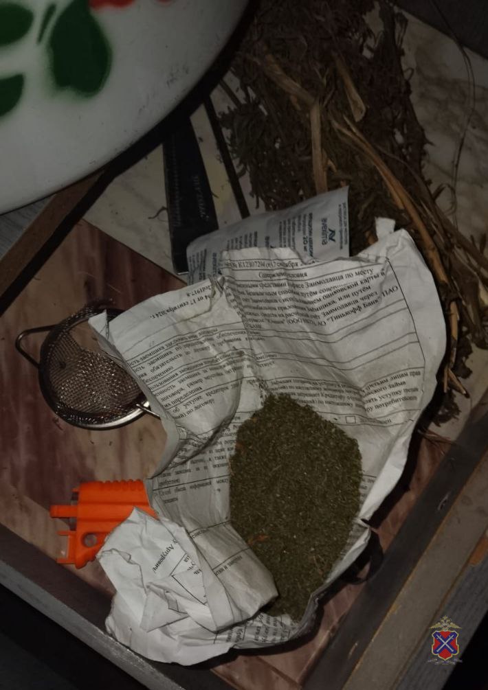 В Урюпинском районе полицейские задержали подозреваемого в незаконном хранении марихуаны и конопли