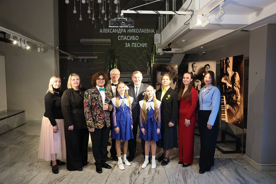 «Спасибо за песни! Награды А. Н. Пахмутовой»: в Волгограде открылась уникальная выставка к 96-летию прославленной землячки «Спасибо за песни! Награды А. Н. Пахмутовой»: в Волгограде открылась уникальная выставка к 96-летию прославленной землячки