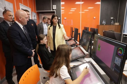 Сегодня уникальную волгоградскую «Школу креативных индустрий», которая совсем недавно открылась в Кировском районе на базе детской школы искусств «Воскресение», посетили первый заместитель председателя Волгоградской...