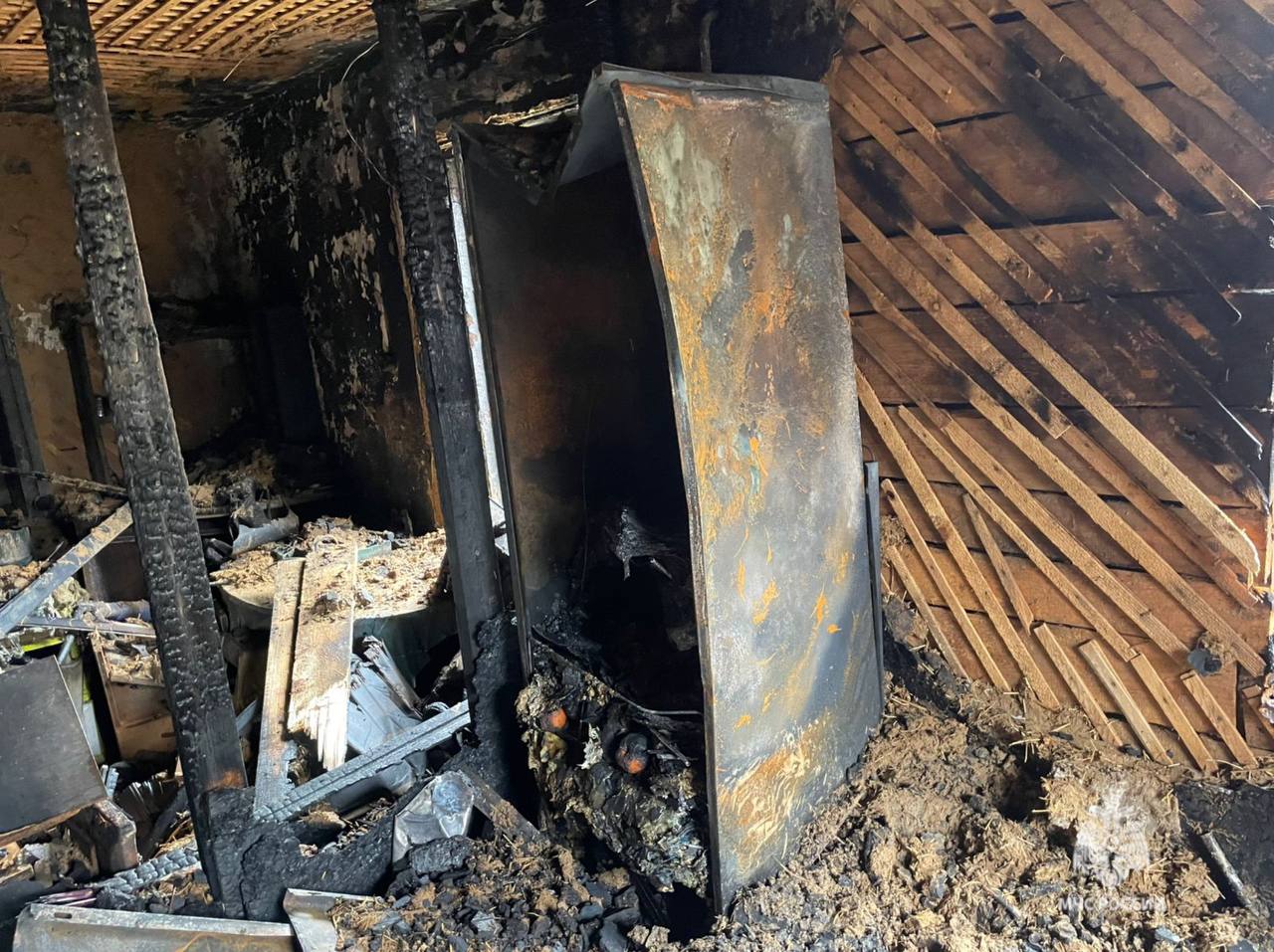 Охладили до поджара. 6 ноября в городе Урюпинск Волгоградской области огонь охватил летнюю кухню на 20 квадратах