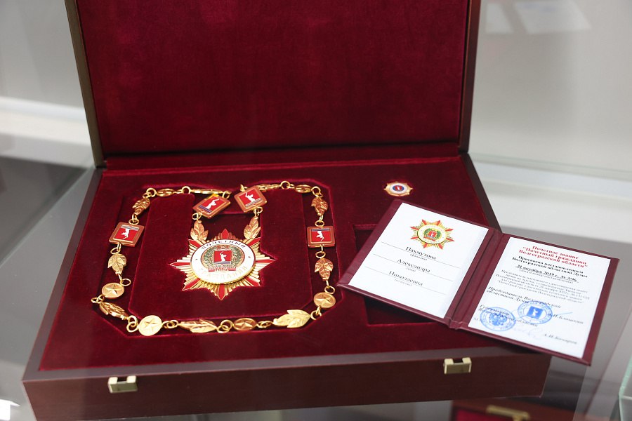 В Волгограде открылась выставка личных наград Александры Пахмутовой В Волгограде открылась выставка личных наград Александры Пахмутовой