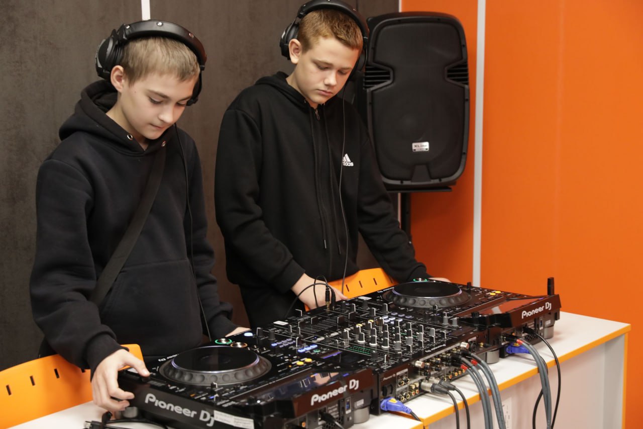 Сегодня уникальную волгоградскую «Школу креативных индустрий», которая совсем недавно открылась в Кировском районе на базе детской школы искусств «Воскресение», посетили первый заместитель председателя Волгоградской... Сегодня уникальную волгоградскую «Школу креативных индустрий», которая совсем недавно открылась в Кировском районе на базе детской школы искусств «Воскресение», посетили первый заместитель председателя Волгоградской...