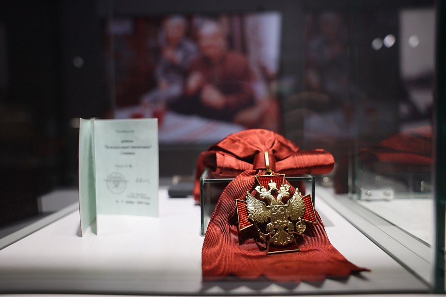 В Волгограде открылась выставка личных наград Александры Пахмутовой В Волгограде открылась выставка личных наград Александры Пахмутовой