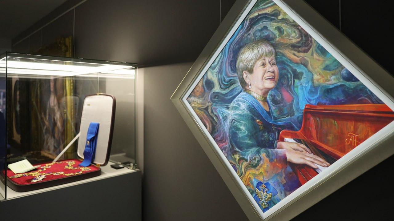 В Волгограде открылась уникальная выставка «Спасибо за песни! Награды А. Н. Пахмутовой», приуроченная к 96-летию прославленной землячки В Волгограде открылась уникальная выставка «Спасибо за песни! Награды А. Н. Пахмутовой», приуроченная к 96-летию прославленной землячки