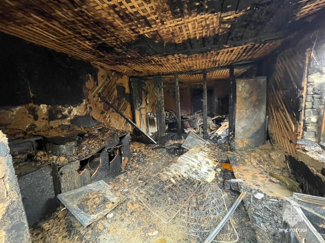 Охладили до поджара. 6 ноября в городе Урюпинск Волгоградской области огонь охватил летнюю кухню на 20 квадратах Охладили до поджара. 6 ноября в городе Урюпинск Волгоградской области огонь охватил летнюю кухню на 20 квадратах