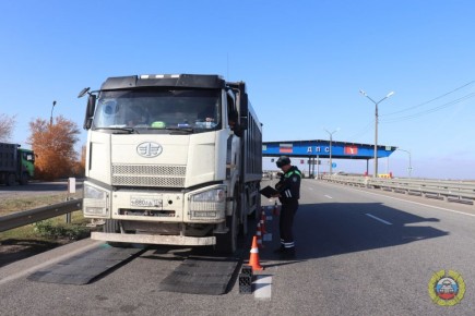 Госавтоинспекторы Волгоградской области совместно с Ространснадзором на практике реализуют комплексный подход к безопасности дорожного движения