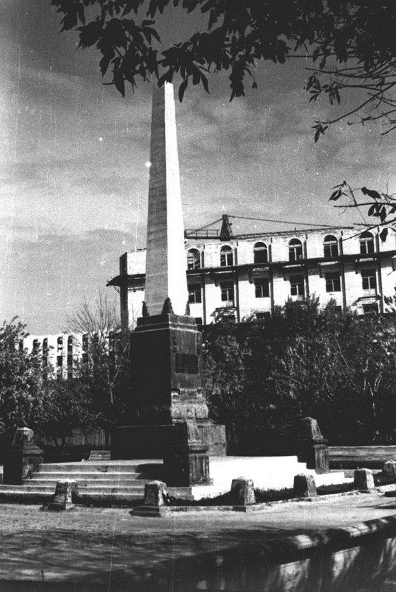 ИЗ ИСТОРИИ. На площади Павших борцов Волгограда стоит известный обелиск, перед которым горит Вечный огонь - знакомый всем памятник, один из самых известных образов города ИЗ ИСТОРИИ. На площади Павших борцов Волгограда стоит известный обелиск, перед которым горит Вечный огонь - знакомый всем памятник, один из самых известных образов города