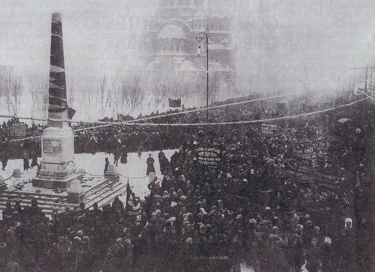 ИЗ ИСТОРИИ. На площади Павших борцов Волгограда стоит известный обелиск, перед которым горит Вечный огонь - знакомый всем памятник, один из самых известных образов города ИЗ ИСТОРИИ. На площади Павших борцов Волгограда стоит известный обелиск, перед которым горит Вечный огонь - знакомый всем памятник, один из самых известных образов города