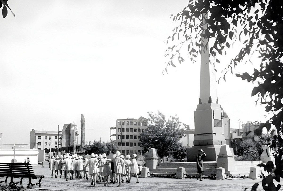 ИЗ ИСТОРИИ. На площади Павших борцов Волгограда стоит известный обелиск, перед которым горит Вечный огонь - знакомый всем памятник, один из самых известных образов города ИЗ ИСТОРИИ. На площади Павших борцов Волгограда стоит известный обелиск, перед которым горит Вечный огонь - знакомый всем памятник, один из самых известных образов города
