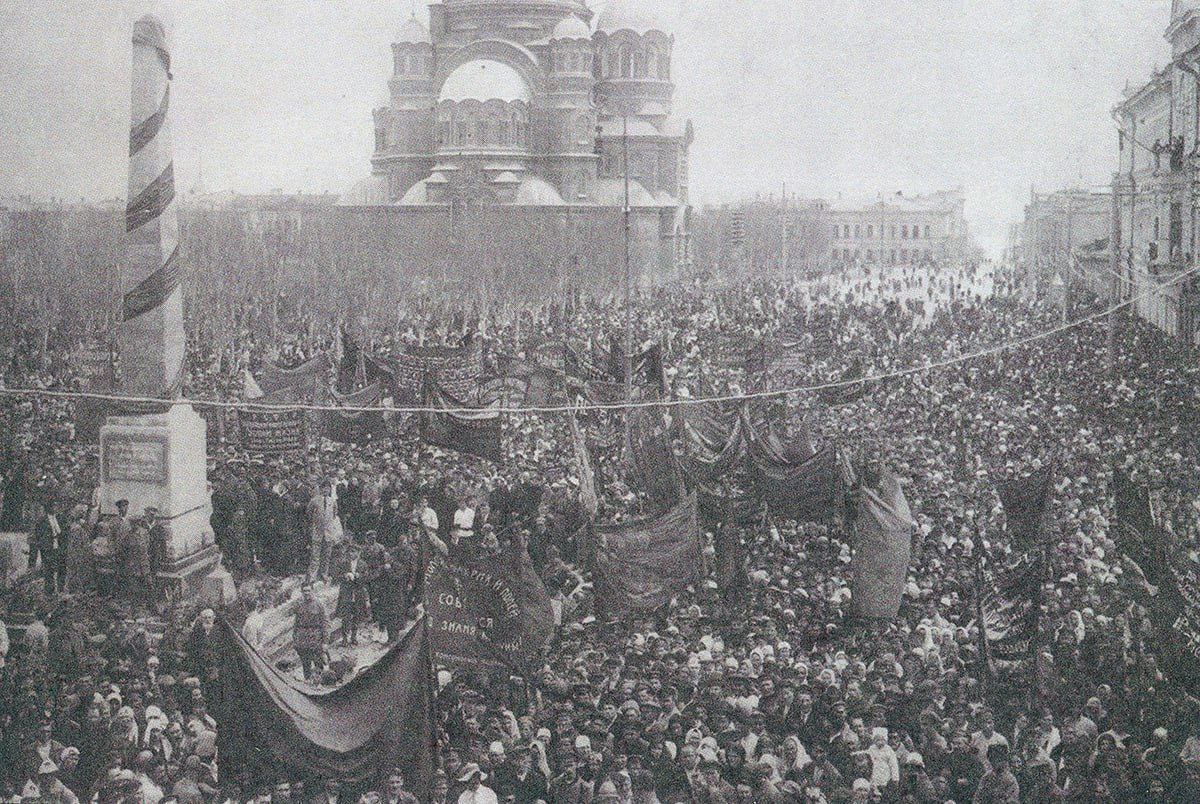 ИЗ ИСТОРИИ. На площади Павших борцов Волгограда стоит известный обелиск, перед которым горит Вечный огонь - знакомый всем памятник, один из самых известных образов города ИЗ ИСТОРИИ. На площади Павших борцов Волгограда стоит известный обелиск, перед которым горит Вечный огонь - знакомый всем памятник, один из самых известных образов города