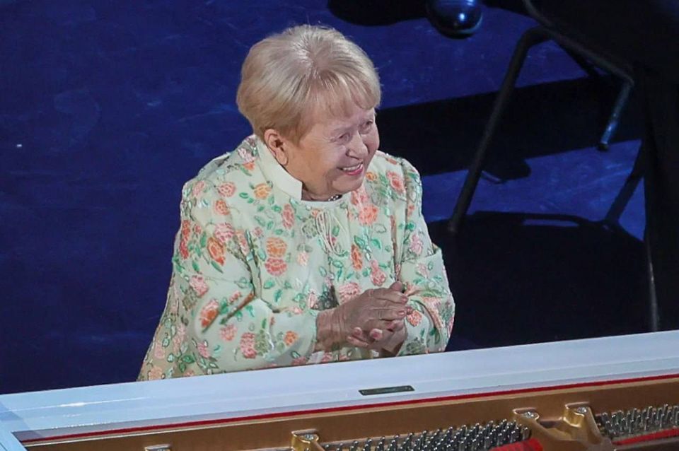 Глава Волгограда Владимир Марченко поздравил почетного жителя г. Волгограда Пахмутову Александру Николаевну с днем рождения