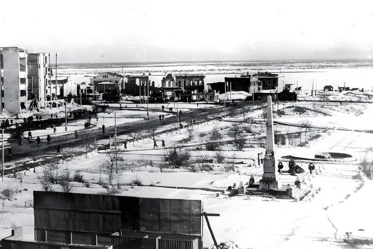 ИЗ ИСТОРИИ. На площади Павших борцов Волгограда стоит известный обелиск, перед которым горит Вечный огонь - знакомый всем памятник, один из самых известных образов города ИЗ ИСТОРИИ. На площади Павших борцов Волгограда стоит известный обелиск, перед которым горит Вечный огонь - знакомый всем памятник, один из самых известных образов города