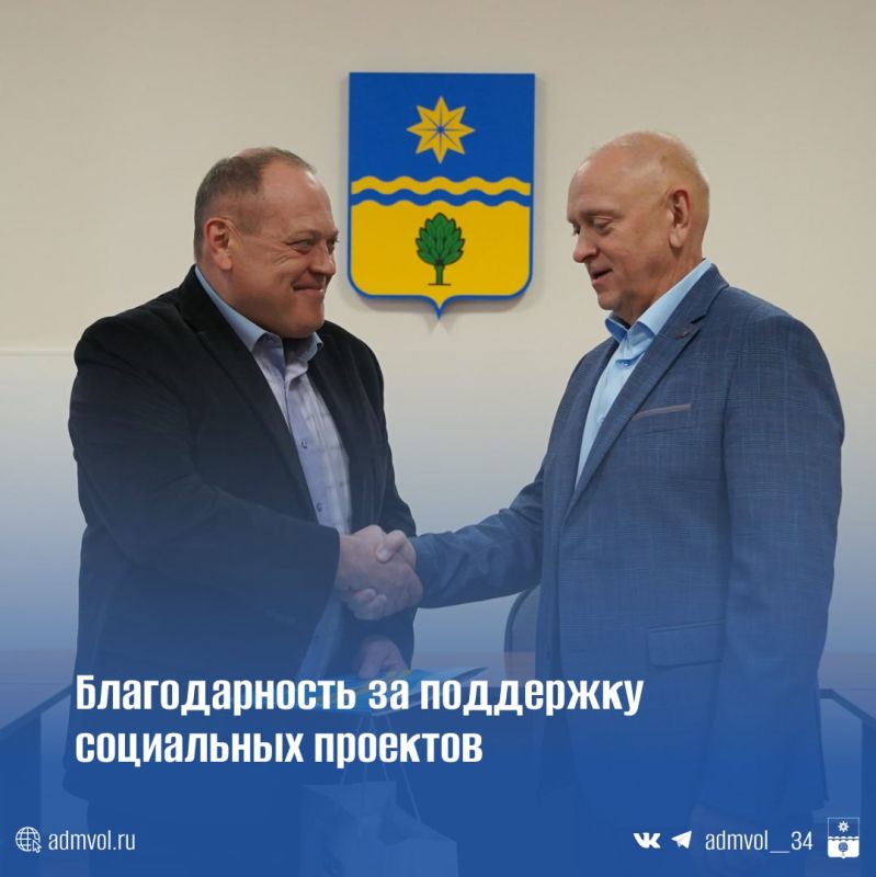 Глава Волжского Игорь Воронин вручил благодарность предпринимателю Александру Стрельникову за помощь пожилым горожанам