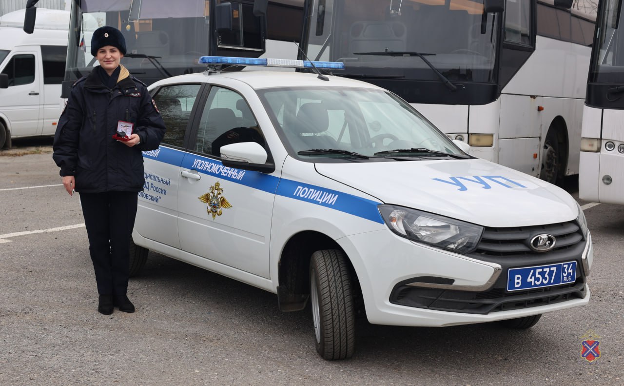 Молодому специалисту вручены ключи от нового служебного автомобиля Молодому специалисту вручены ключи от нового служебного автомобиля