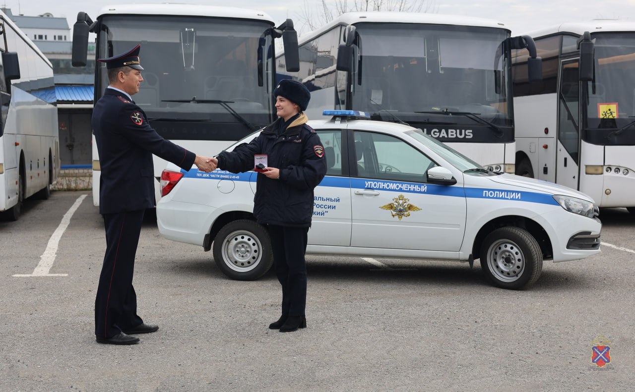 Молодому специалисту вручены ключи от нового служебного автомобиля