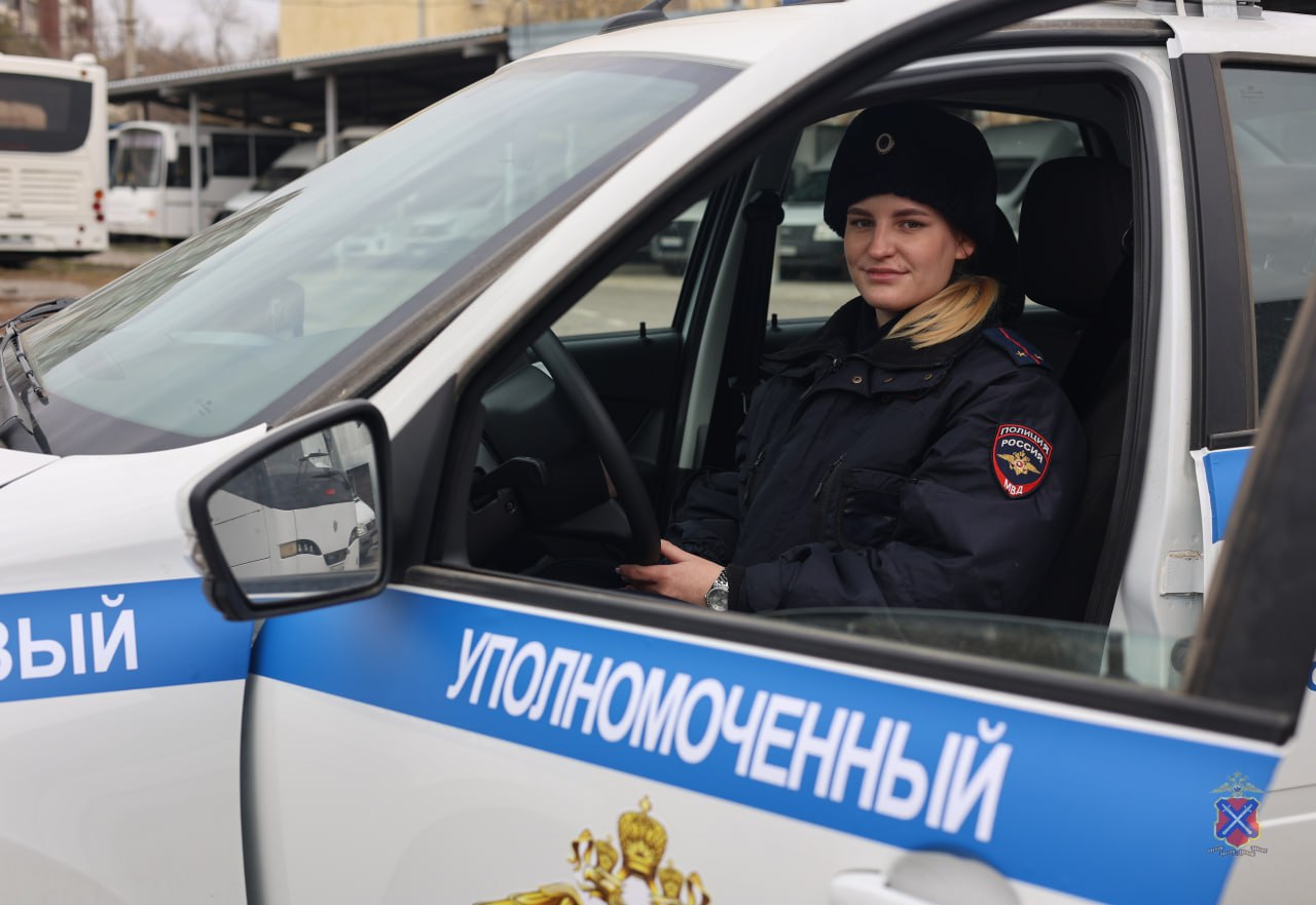 Молодому специалисту вручены ключи от нового служебного автомобиля Молодому специалисту вручены ключи от нового служебного автомобиля