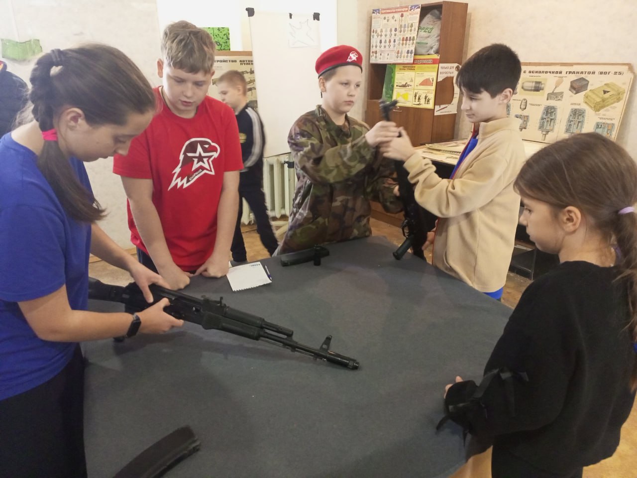 Юнармейцы школы № 17 продолжают осваивать азы военной подготовки на базе центра допризывной подготовки «Рубеж» Юнармейцы школы № 17 продолжают осваивать азы военной подготовки на базе центра допризывной подготовки «Рубеж»